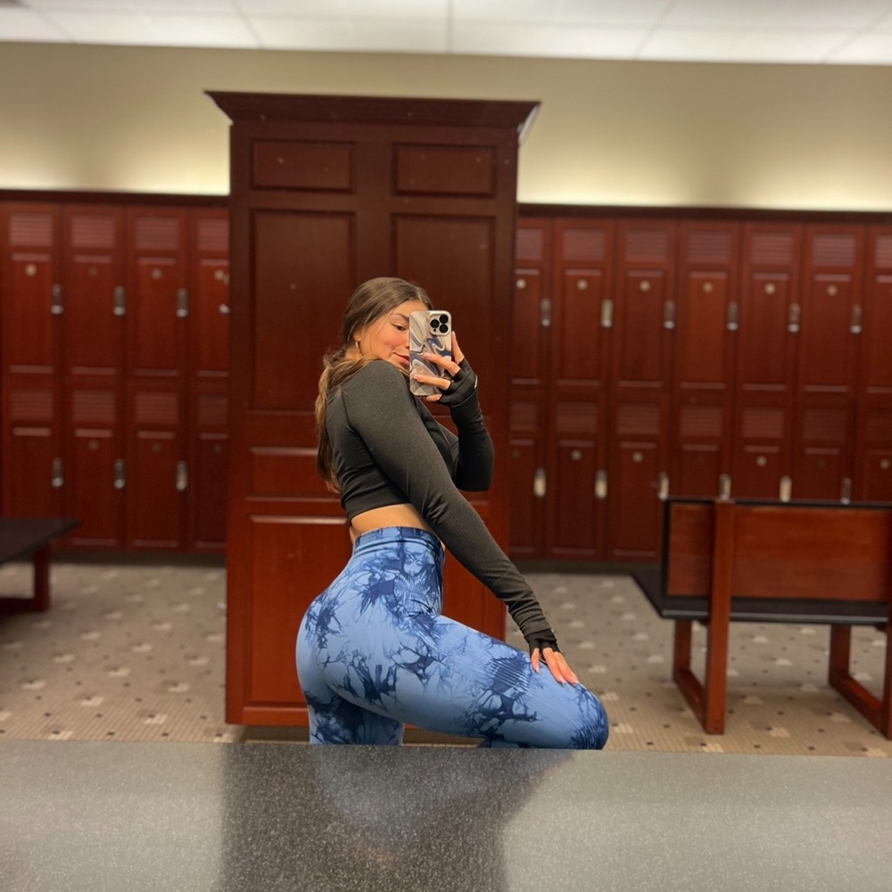 Blue scrunch booty leggings